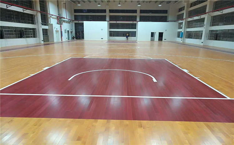 体育馆地面不平铺木地板的方法