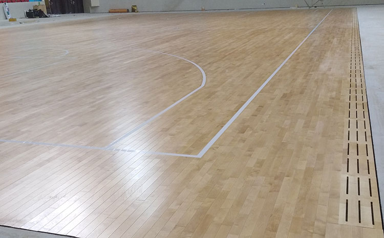 五角枫篮球场地木地板怎么翻新