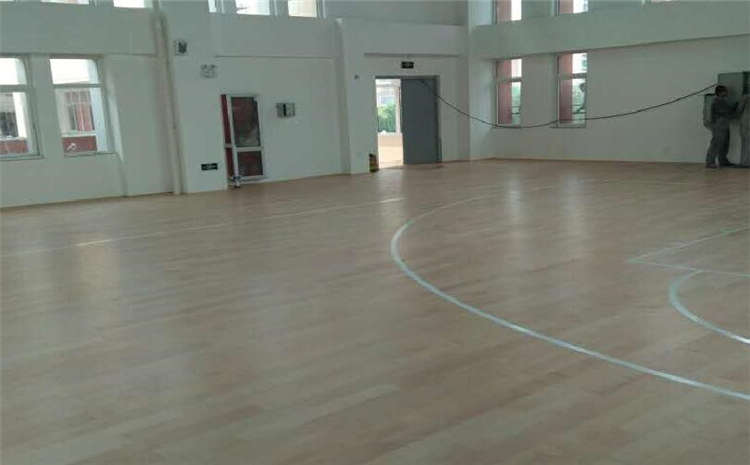 枫木体育馆木地板多少钱一平米？