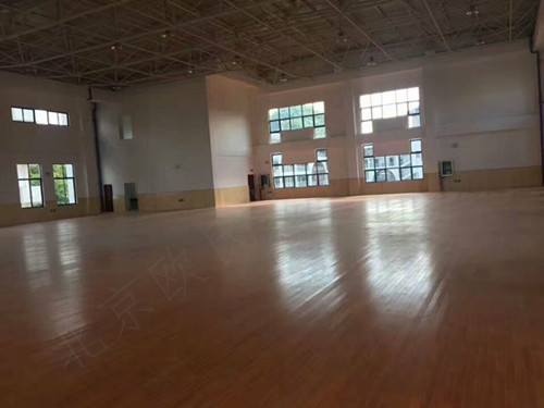 柳州市窑埠街小学体育馆木地板案例图2