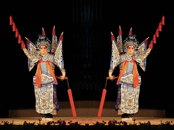 舞台地板上的京剧表演