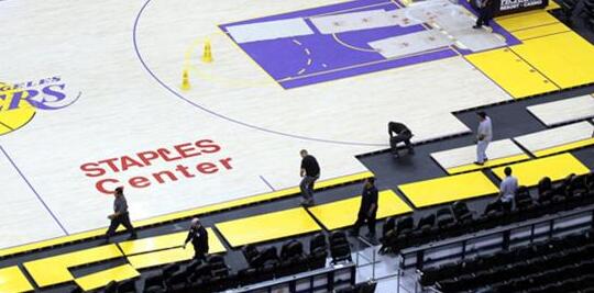 NBA洛杉矶湖人队的主场地板安装