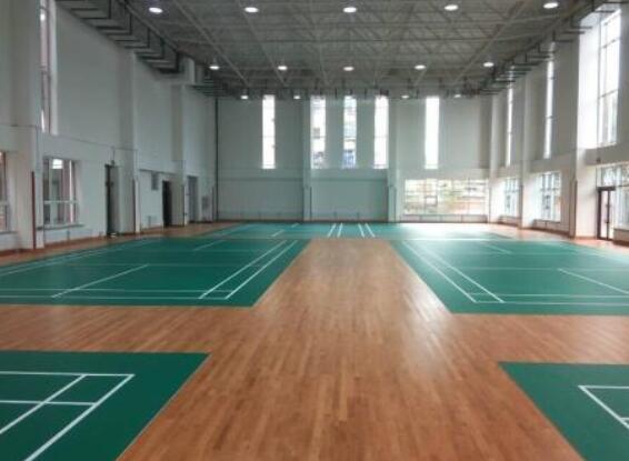 羽毛球场馆一般选择铺设什么地板划算