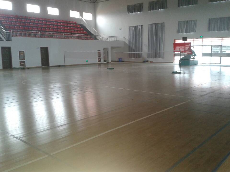 萍钢中学运动馆地板铺设工程