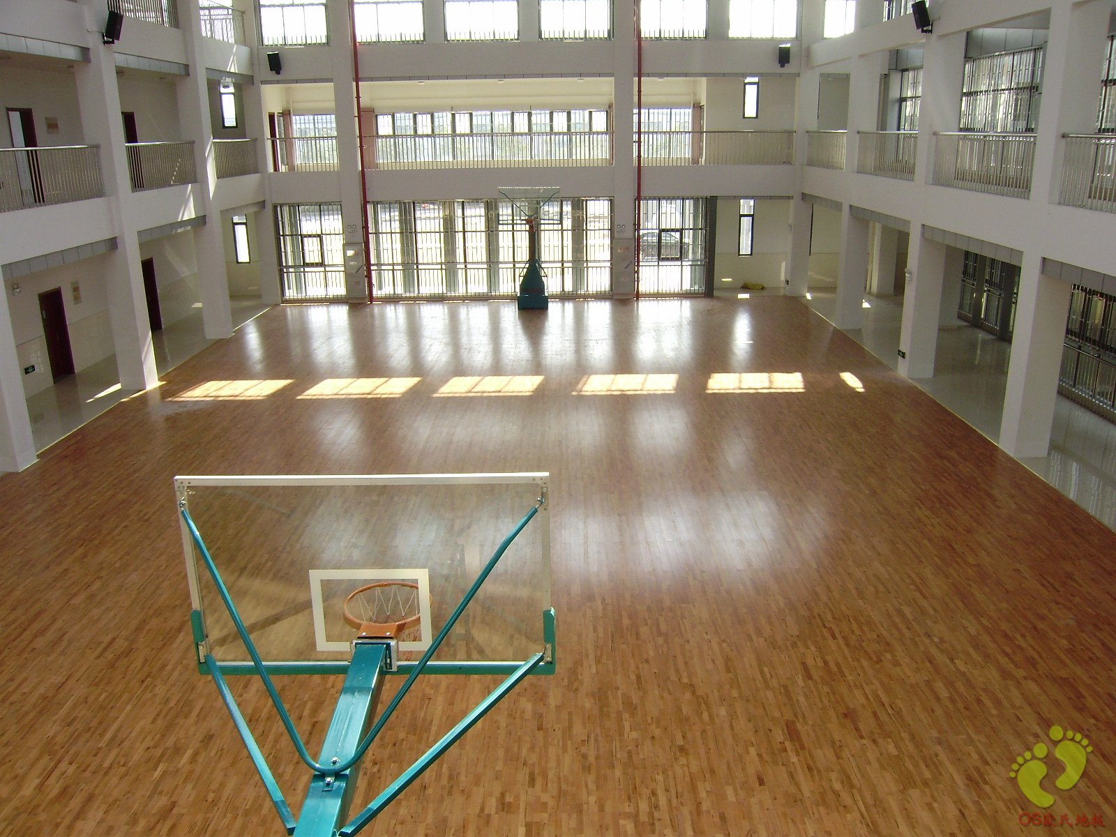 镇江大路中学篮球馆木地板铺设