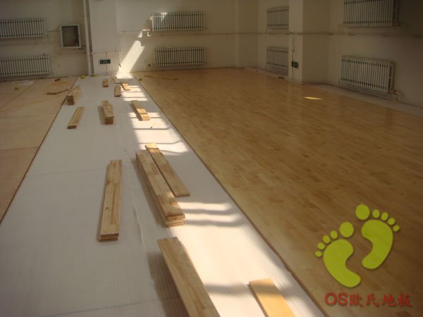 沈阳九十九中学篮球馆运动木地板铺设过程中